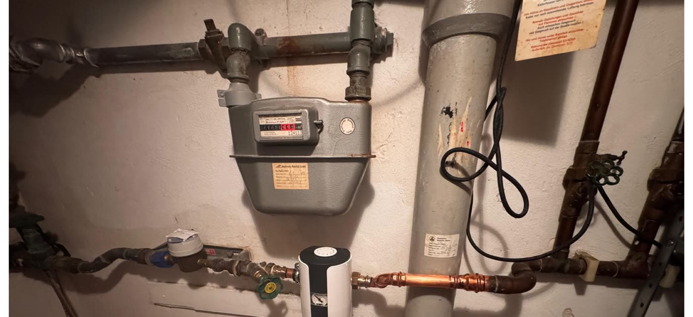 Nachher: neu verlegte Gasleitung mit Kupferrohr und Gaszähler an derselben Kellerwand.