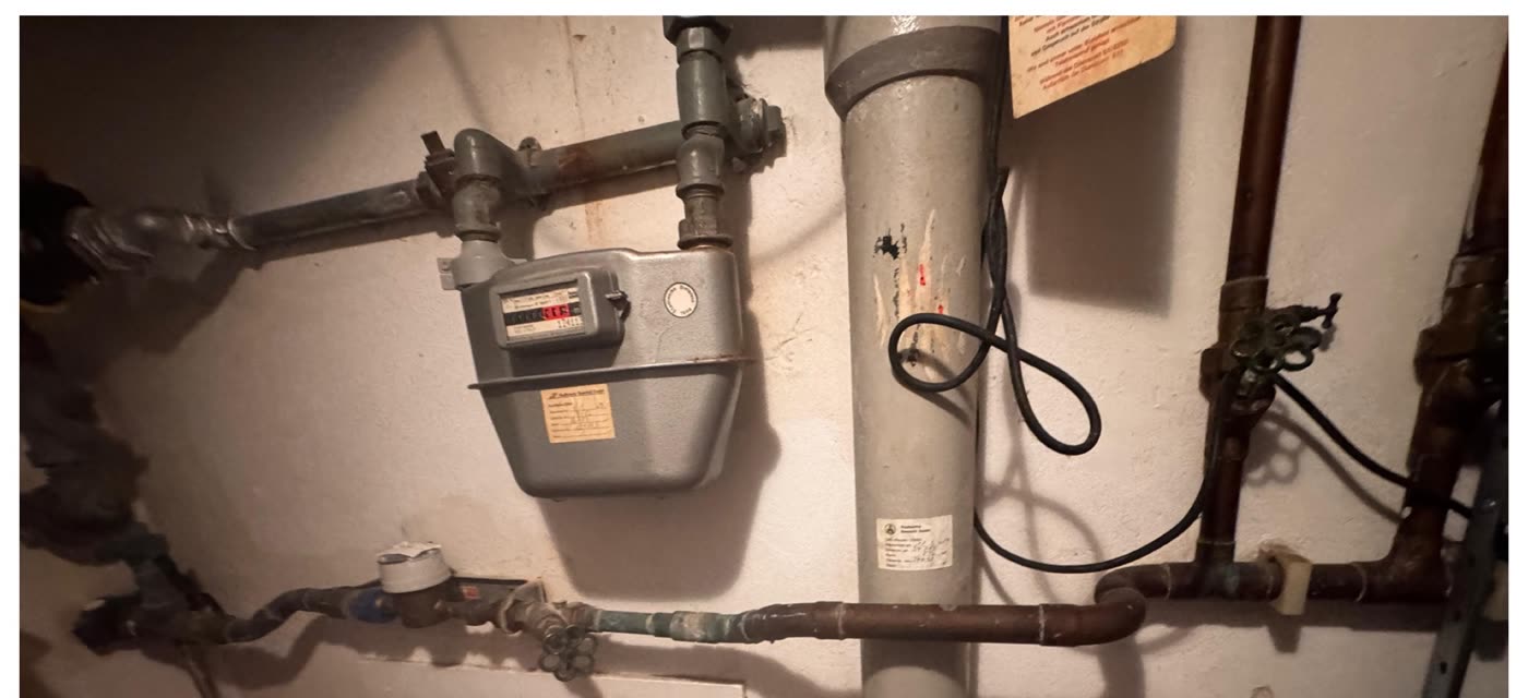 Vorher: alte Gasleitung und Gaszähler an einer Kellerwand.