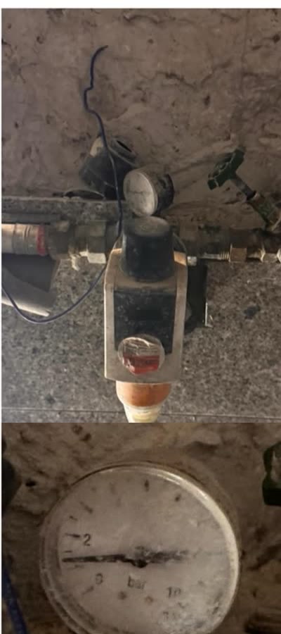 Vorher: alter Druckminderer mit verschmutztem Manometer.